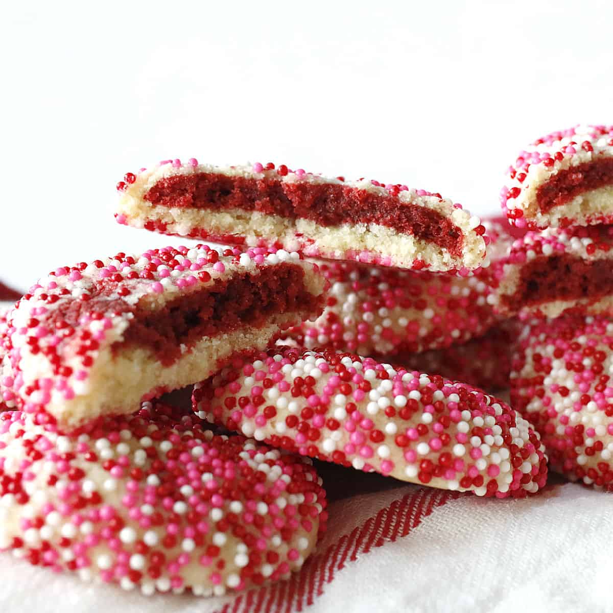 Sprinkle cookies with a red velvet filling.