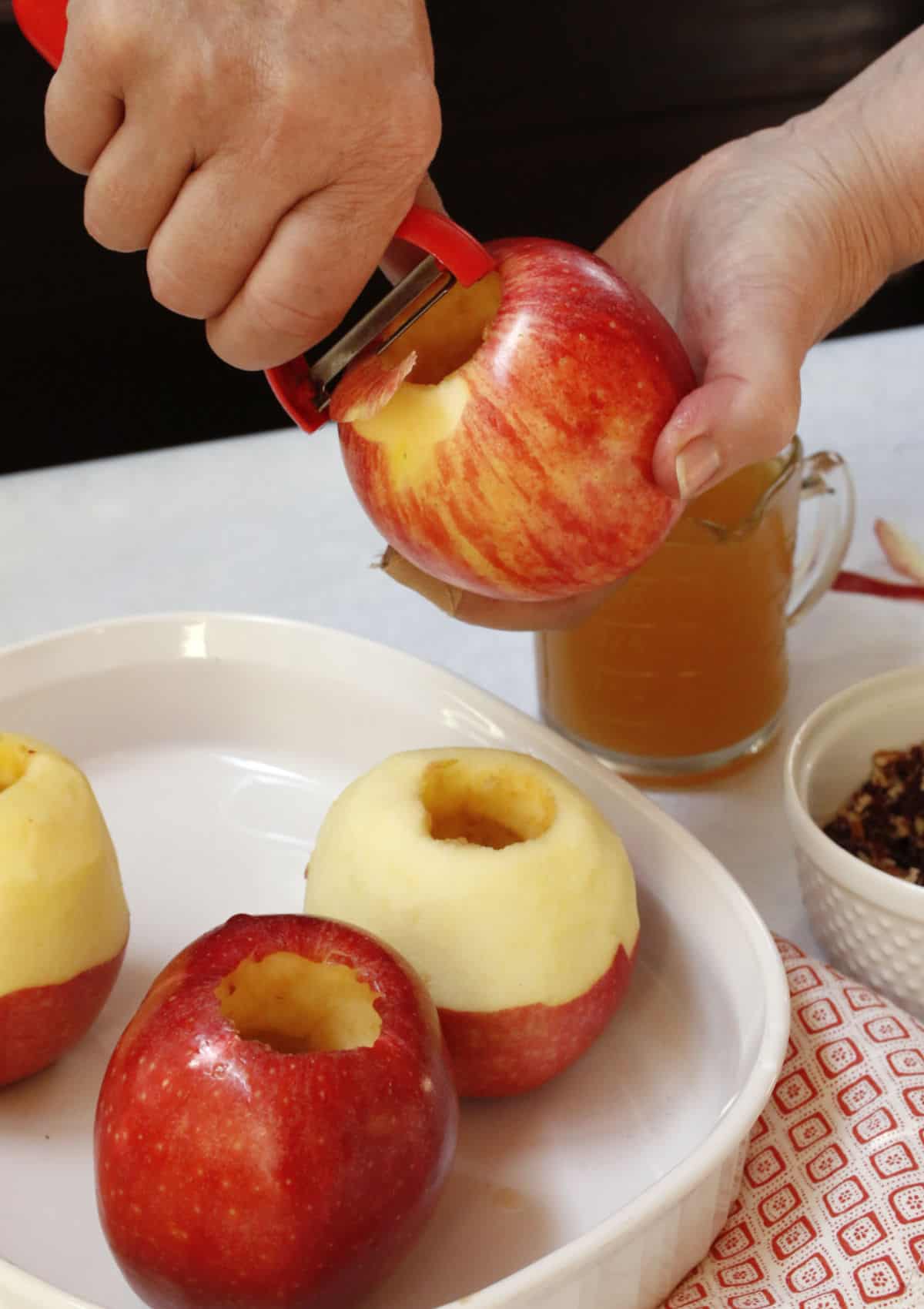 Peeling apples with an apple peeler.