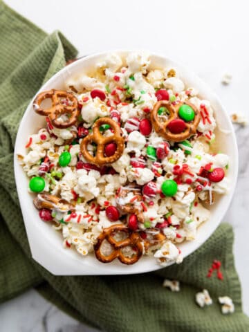 Popcorn with white chocolate, pretzels and m and ms